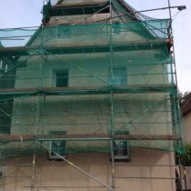 Bauernhaus Fassade Zwischenstand eingerüstet